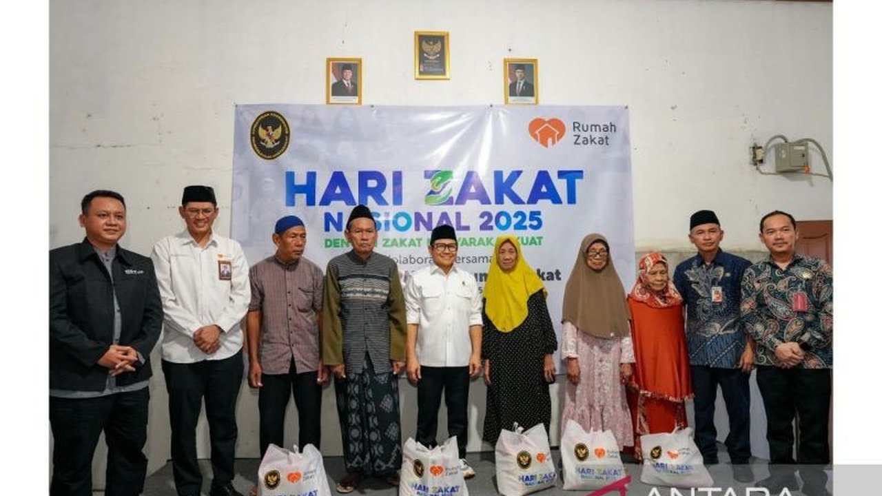Menko Muhaimin Iskandar menyalurkan 260 paket zakat fitrah di Cilincing, Jakarta Utara, dalam rangka Hari Zakat Nasional 2025, menekankan peran zakat dalam mengurangi kemiskinan dan kesenjangan ekonomi.