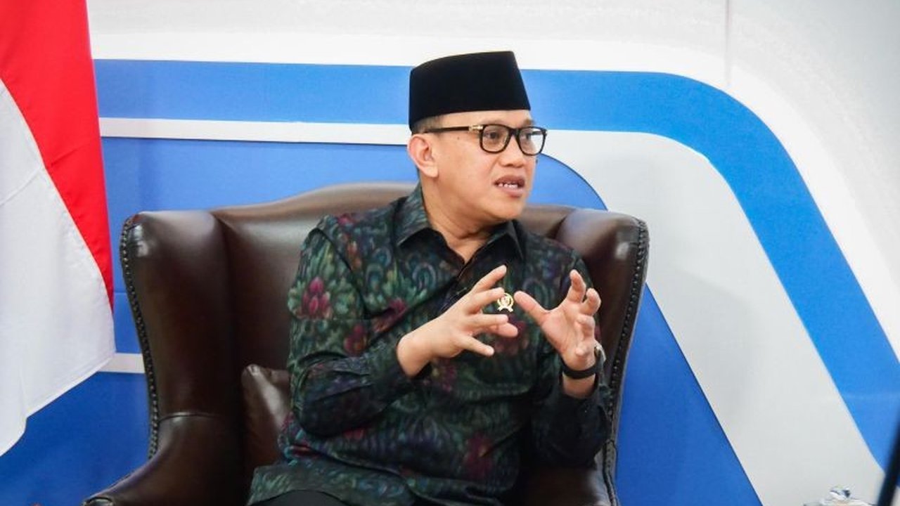 Menteri P2MI, Abdul Kadir Karding, menegaskan bahwa perlindungan PMI menjadi prioritas utama sebelum pencabutan moratorium penempatan pekerja migran Indonesia ke Arab Saudi, termasuk mempelajari regulasi perlindungan dan memastikan kesejahteraan PMI.