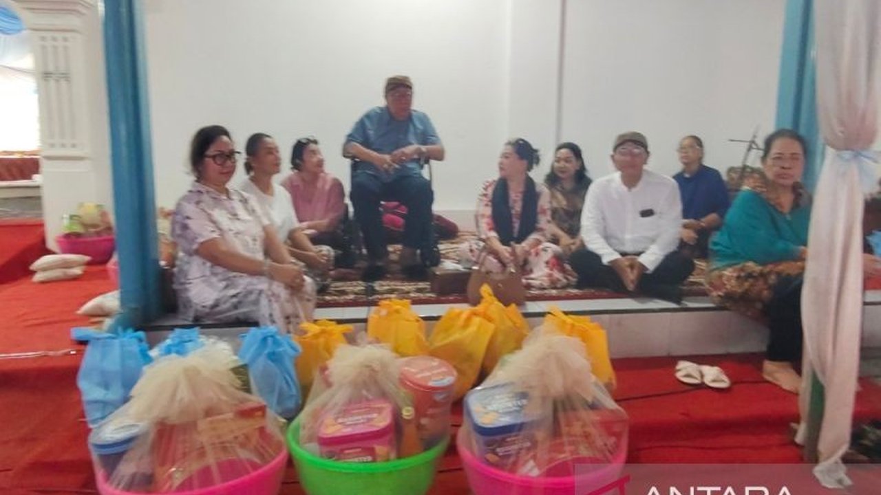 Keraton Surakarta Hadiningrat menggelar tradisi Ramadhan, termasuk pembagian zakat fitrah kepada abdi dalem dan kirab Malam Selikuran, sebagai wujud syukur dan menjaga kelestarian budaya.