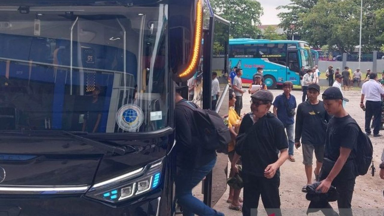 Ribuan pemudik memadati Terminal Mandalika, Mataram, NTB, sejak H-5 Lebaran 2025, dengan lonjakan penumpang diperkirakan mencapai 10,6 persen.