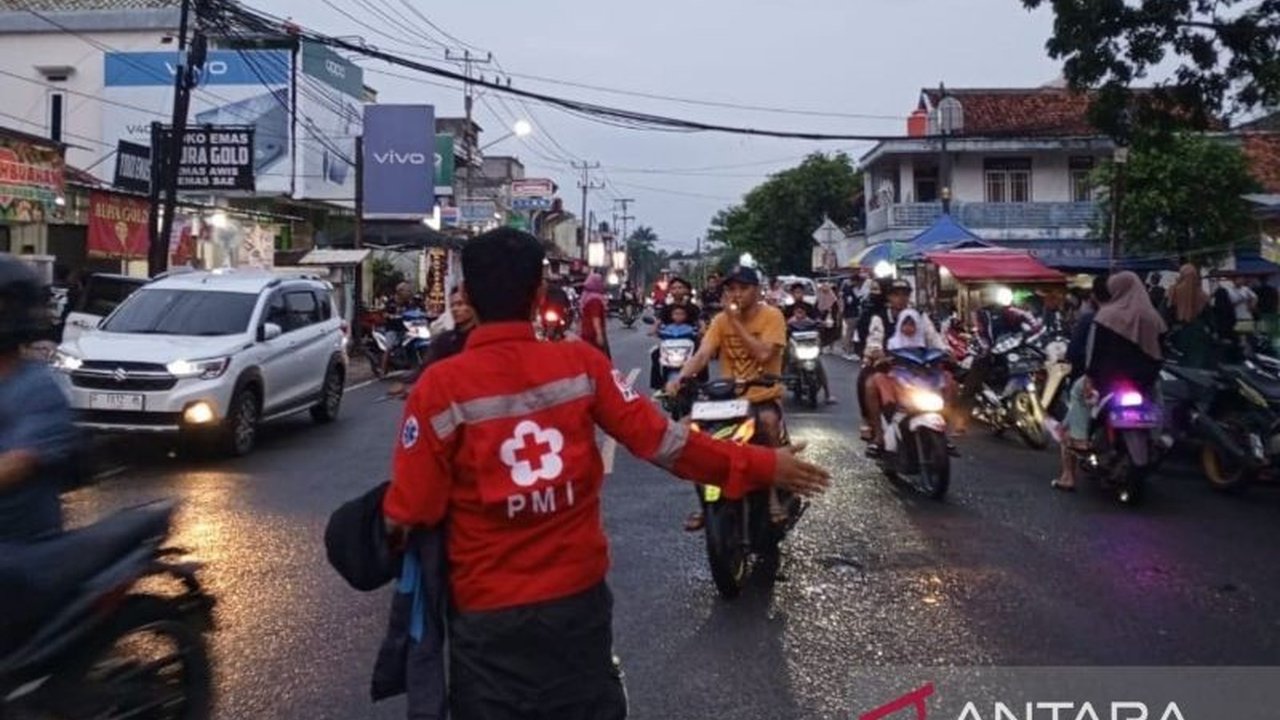 Arus mudik di jalur selatan Cianjur meningkat signifikan H-4 Lebaran, didominasi kendaraan roda empat, jalur rawan macet dan bencana perlu diwaspadai.
