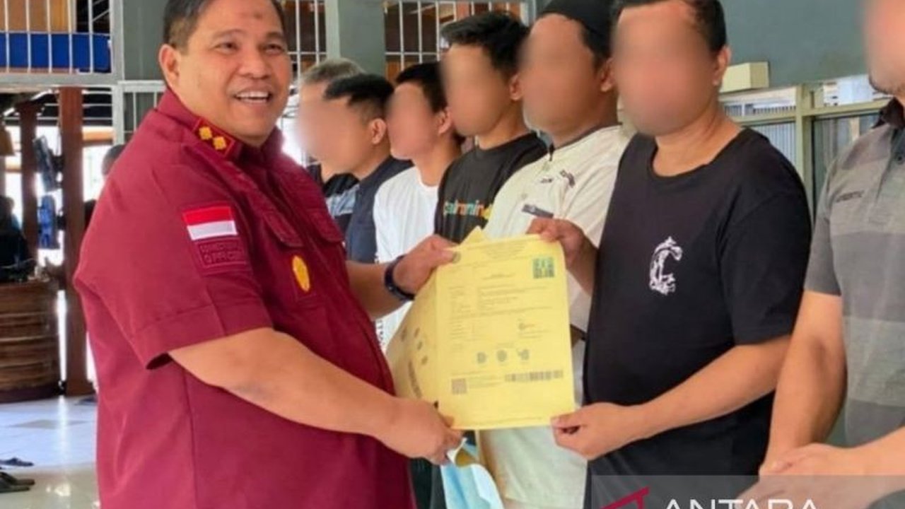 Sebanyak 11 Warga Binaan Pemasyarakatan (WBP) di Rutan Kelas I Samarinda mendapatkan kebebasan menjelang Lebaran Idul Fitri 1446 H melalui program Pembebasan Bersyarat (PB) dan Cuti Bersyarat (CB).