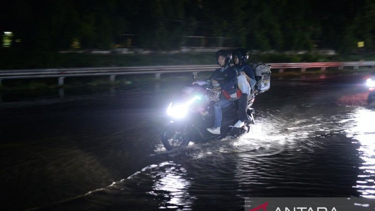 Hujan deras menyebabkan ruas jalan menuju Pelabuhan Ciwandan, Cilegon, terendam banjir hingga 20 cm, mengganggu arus mudik yang diperkirakan meningkat pada 27-28 Maret.