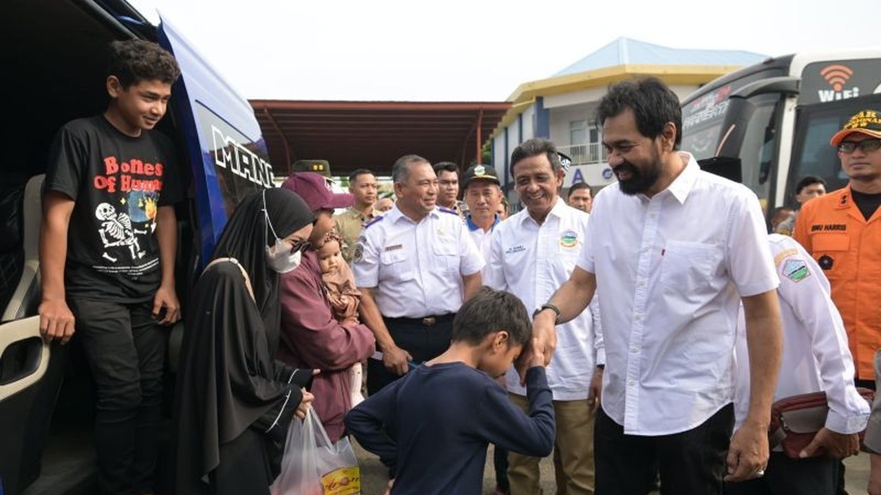 Gubernur Aceh, Muzakir Manaf, melepas keberangkatan program mudik gratis yang diikuti 7.919 pemudik menuju berbagai daerah di Aceh dan Medan, menggunakan transportasi darat dan laut.