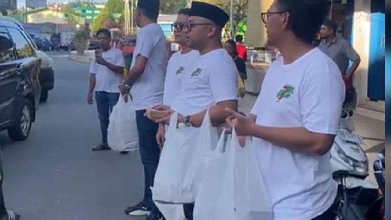 Wakil Ketua DPRD Ambon, Patrick Moenandar, mengungkapkan pembagian ratusan takjil sebagai wujud kepedulian dan mempererat hubungan pemerintah dengan warga di bulan Ramadan.