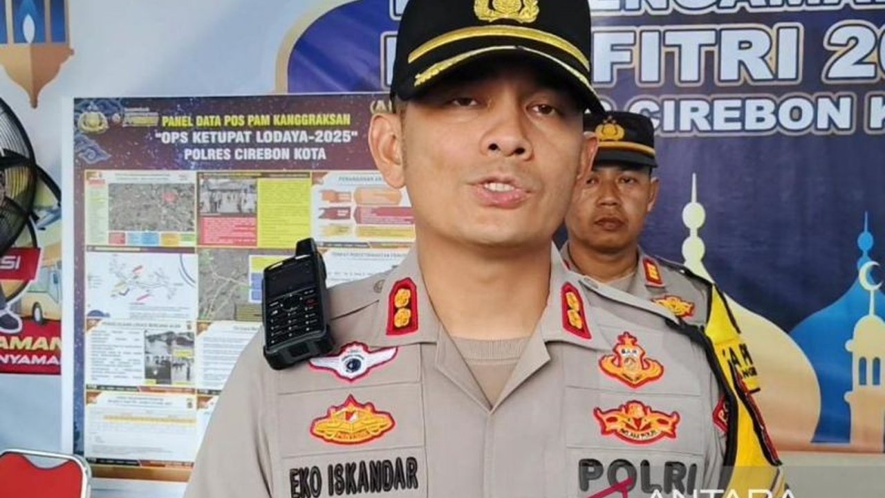 Kepadatan lalu lintas di jalur Pantura Cirebon meningkat signifikan H-4 Lebaran 2025 akibat kebijakan one way di Tol Japek dan Cipali; Polres Cirebon Kota berupaya mengurai kemacetan dengan berbagai strategi.