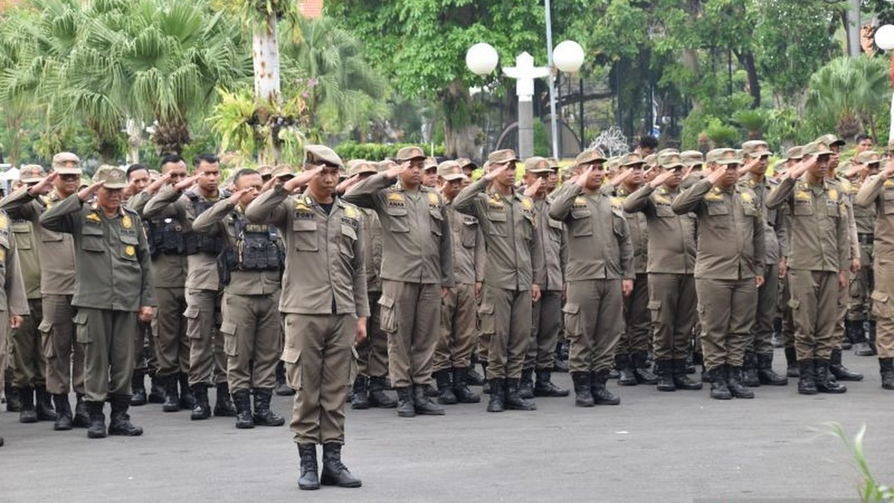 Pemkot Surabaya kerahkan 1.404 personel Satpol PP untuk menjaga keamanan dan ketertiban selama libur Lebaran 2025 di berbagai lokasi keramaian, termasuk tempat wisata dan pos pantau.