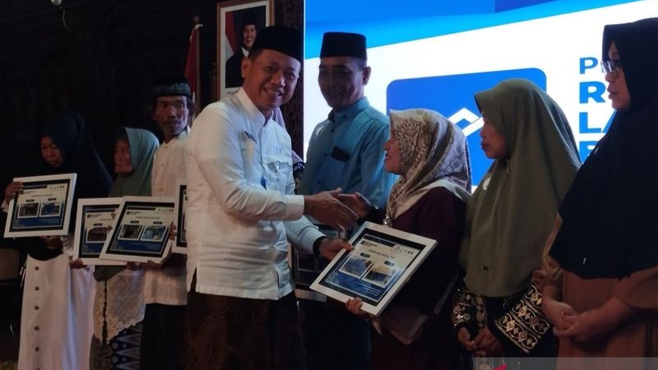 PT Nojorono dan LAZISNU berkolaborasi memperbaiki 10 rumah tidak layak huni di Kudus, Jawa Tengah, sebagai bentuk kepedulian sosial perusahaan swasta terhadap masyarakat.