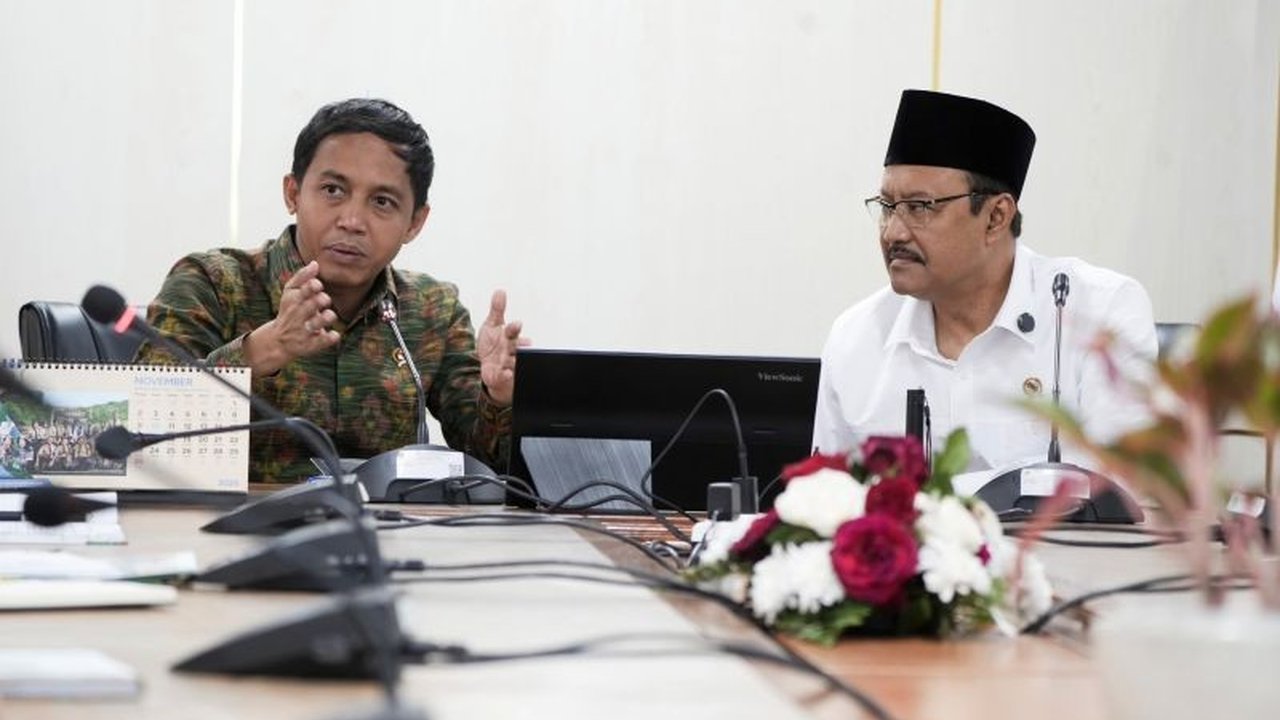 Menteri Sosial (Mensos) mengajak Menteri Kehutanan berkolaborasi memberdayakan masyarakat tergraduasi di sekitar hutan untuk mengurangi angka kemiskinan ekstrem di Indonesia.