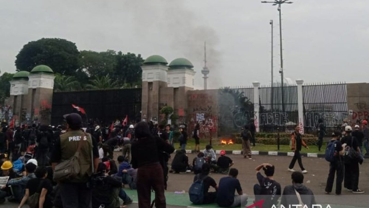 Petugas keamanan membubarkan paksa massa aksi terkait Undang-Undang TNI di depan gedung DPR/MPR setelah melewati batas waktu yang ditentukan, menyebabkan aksi saling lempar dengan petugas.