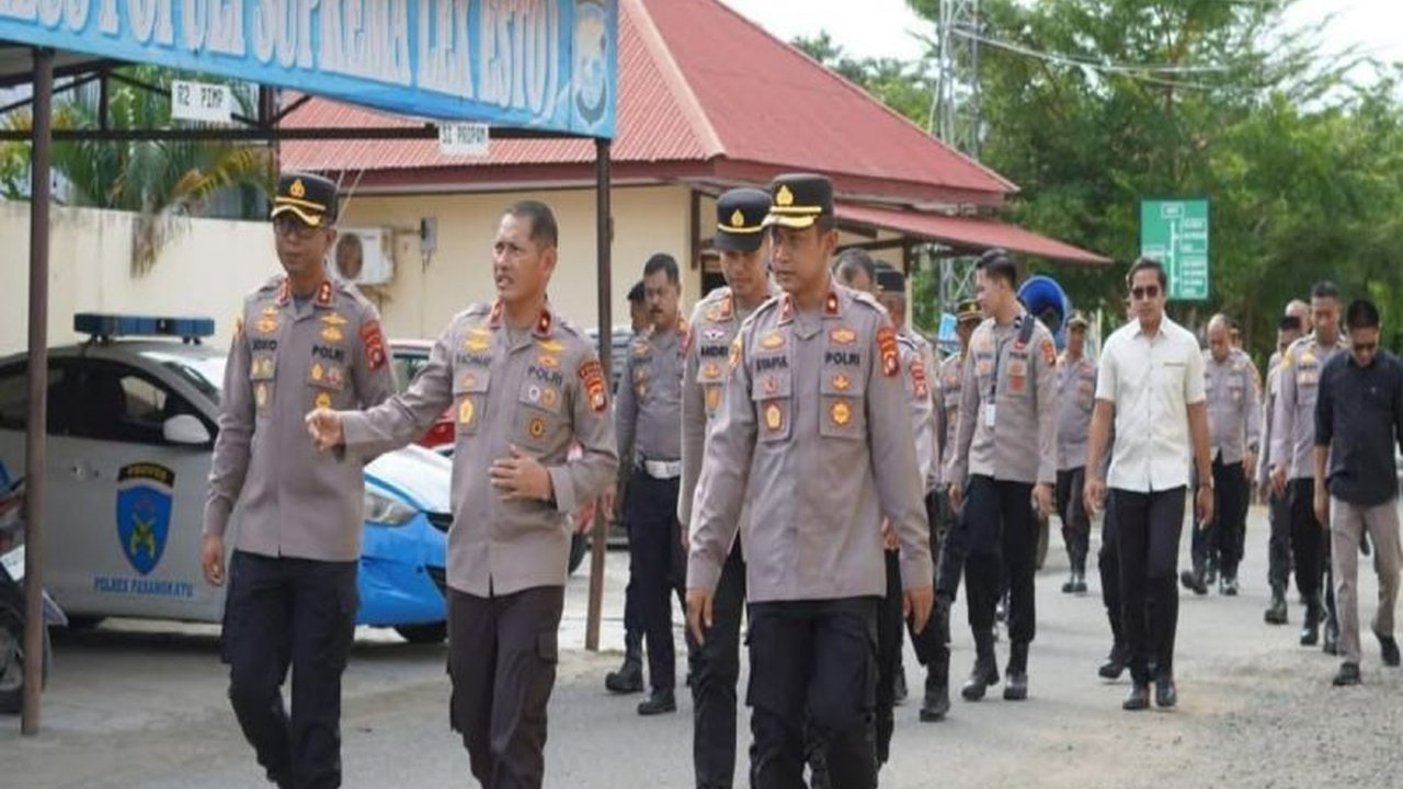 Kapolda Sulbar, Irjen Pol. Adang Ginanjar, menekankan pentingnya pendekatan humanis dan kolaborasi lintas instansi dalam pengamanan arus mudik Lebaran 2025 di Sulawesi Barat.