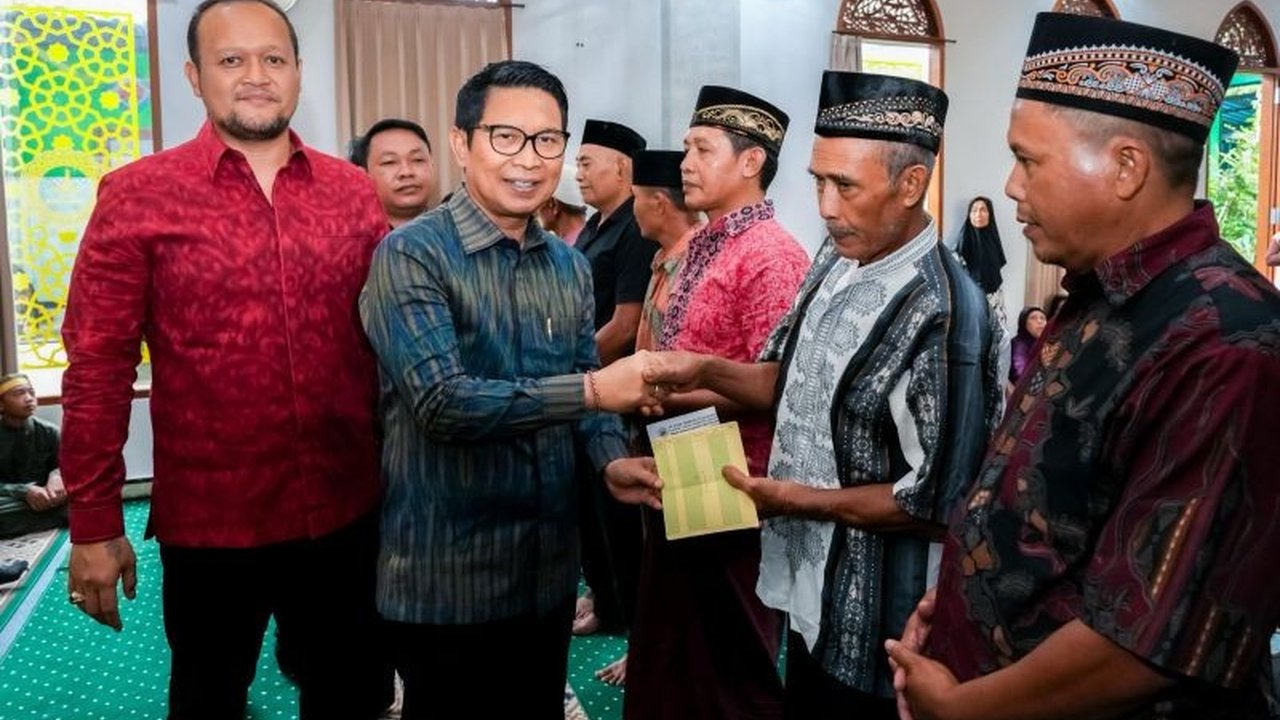 Pemerintah Kabupaten Badung menyalurkan bantuan sosial (bansos) keagamaan senilai Rp2 juta per KK kepada 6.000 lebih keluarga Muslim menjelang Idul Fitri untuk membantu daya beli masyarakat.