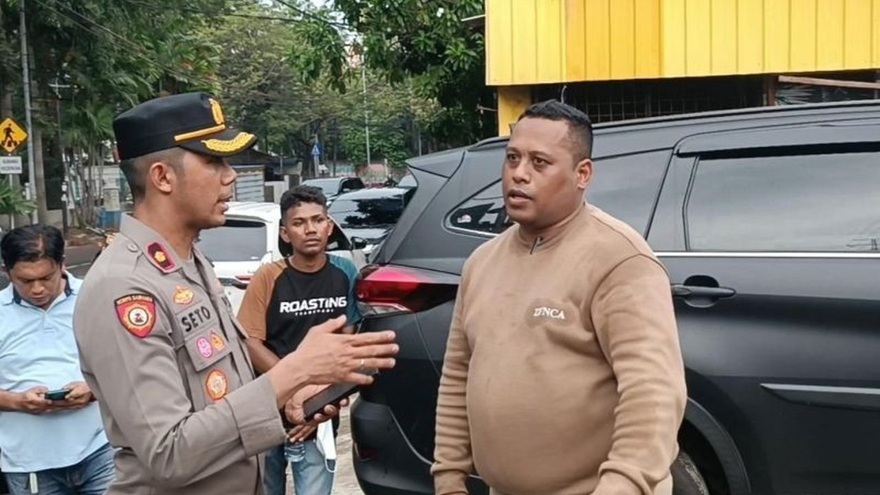 Aksi pengeroyokan di Kelapa Gading mengakibatkan seorang warga, AMO (41), mengalami luka berat akibat senjata tajam. Polisi masih menyelidiki kasus ini.