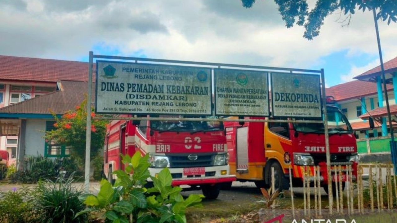 Dinas Damkar Rejang Lebong siagakan 120 personel dan 12 armada untuk mencegah kebakaran selama libur Lebaran Idul Fitri 1446 H di berbagai posko, guna memastikan keamanan dan kenyamanan masyarakat.