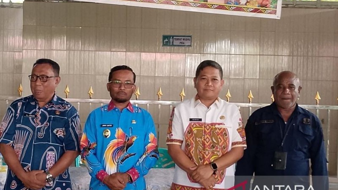 Pemerintah Kabupaten Biak Numfor menggelar pasar murah untuk membantu warga memenuhi kebutuhan pokok Lebaran 2025 dengan harga terjangkau, seperti beras 10kg seharga Rp105.000 dan minyak goreng Rp12.000 per liter.