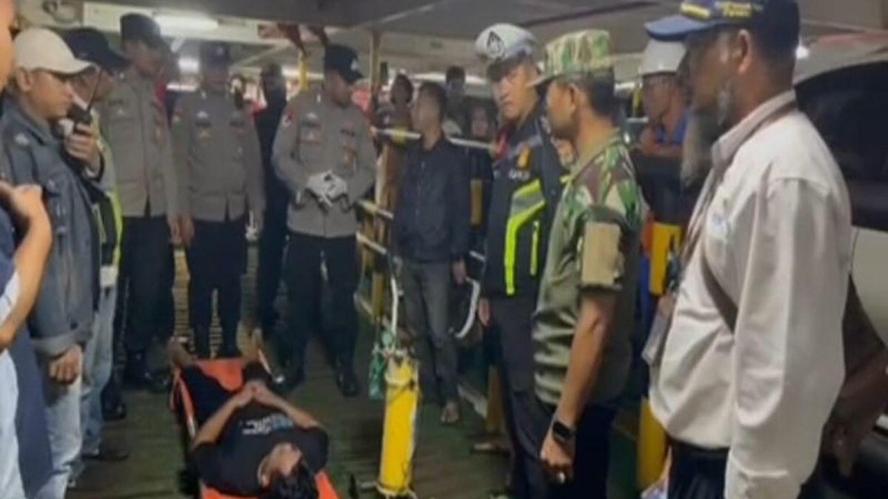 Polisi Evakuasi Pemudik Sakit di Kapal Menuju Bakauheni