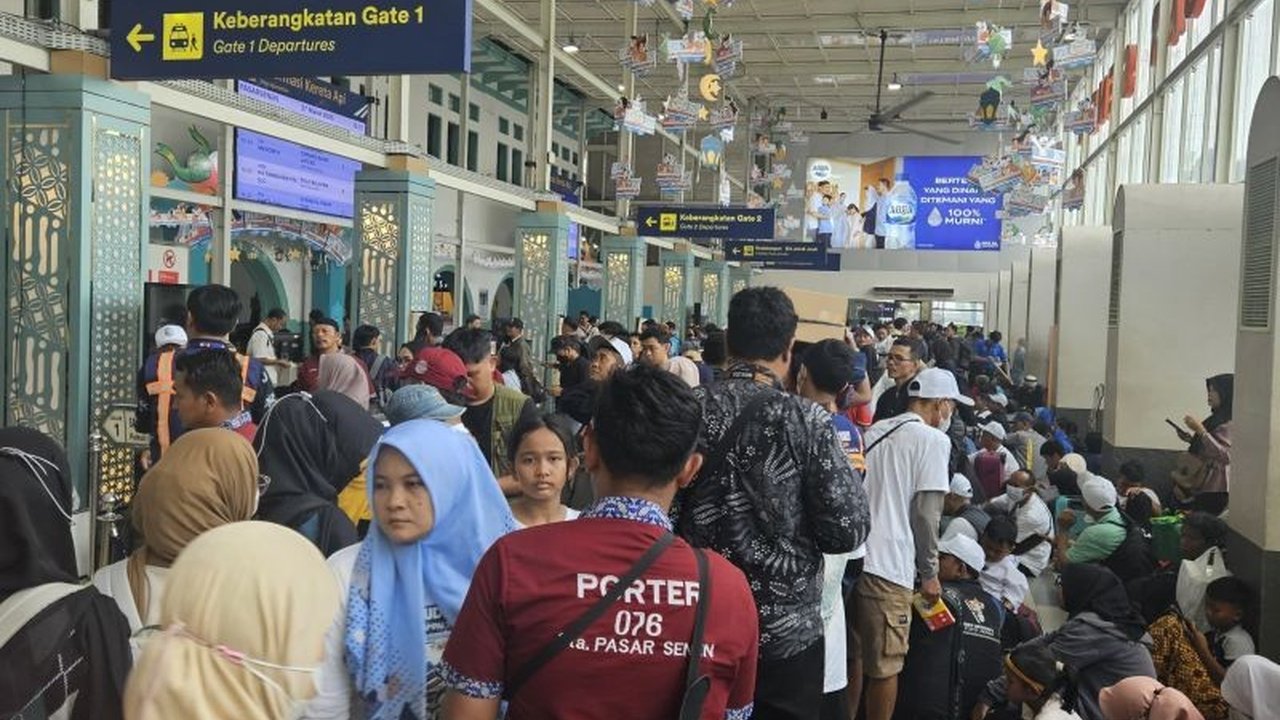 Stasiun Pasar Senen menjadi stasiun dengan jumlah keberangkatan pemudik terbanyak selama periode mudik Lebaran 2025, mencapai 318.259 penumpang.