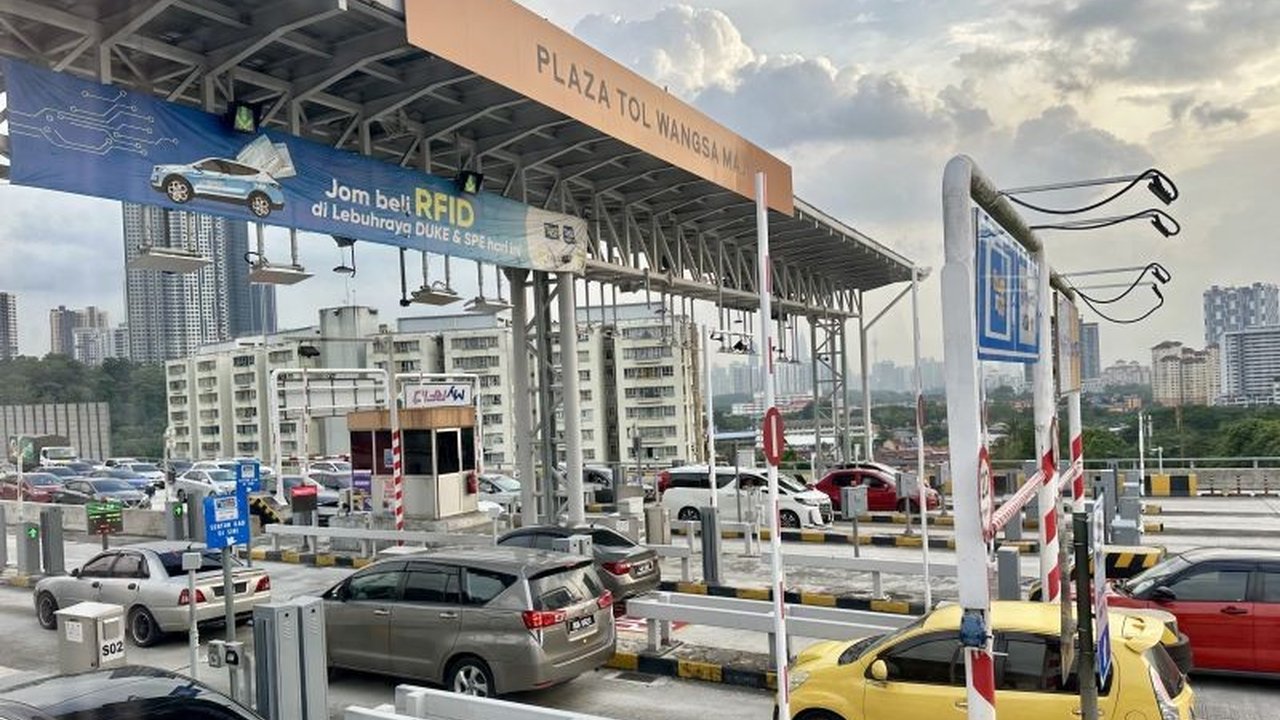 Otoritas Jalan Raya Malaysia memprediksi lonjakan kendaraan hingga 2,7 juta unit per hari selama libur Idul Fitri 2025, dengan sebagian besar melalui jalan tol PLUS.