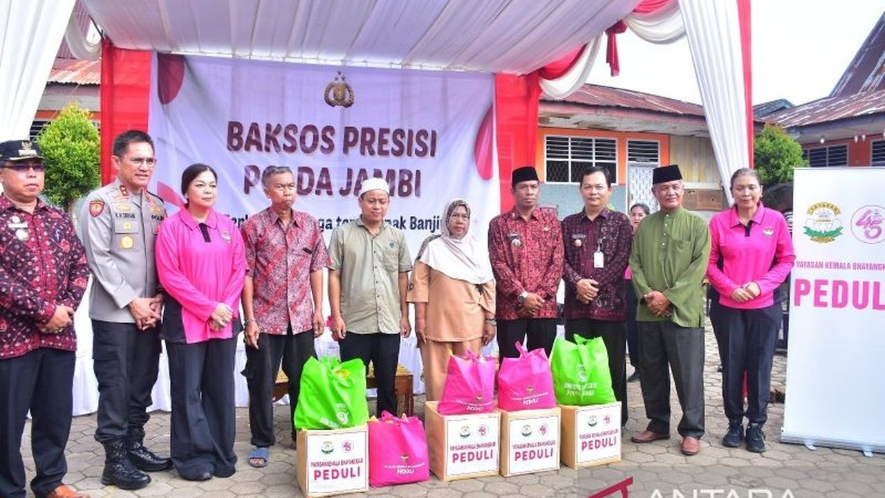 Kepolisian Daerah Jambi menyalurkan bantuan kepada 90 kepala keluarga yang terdampak banjir di Kecamatan Danau Teluk dan Pelayangan, sebagai wujud kepedulian menjelang Idul Fitri.