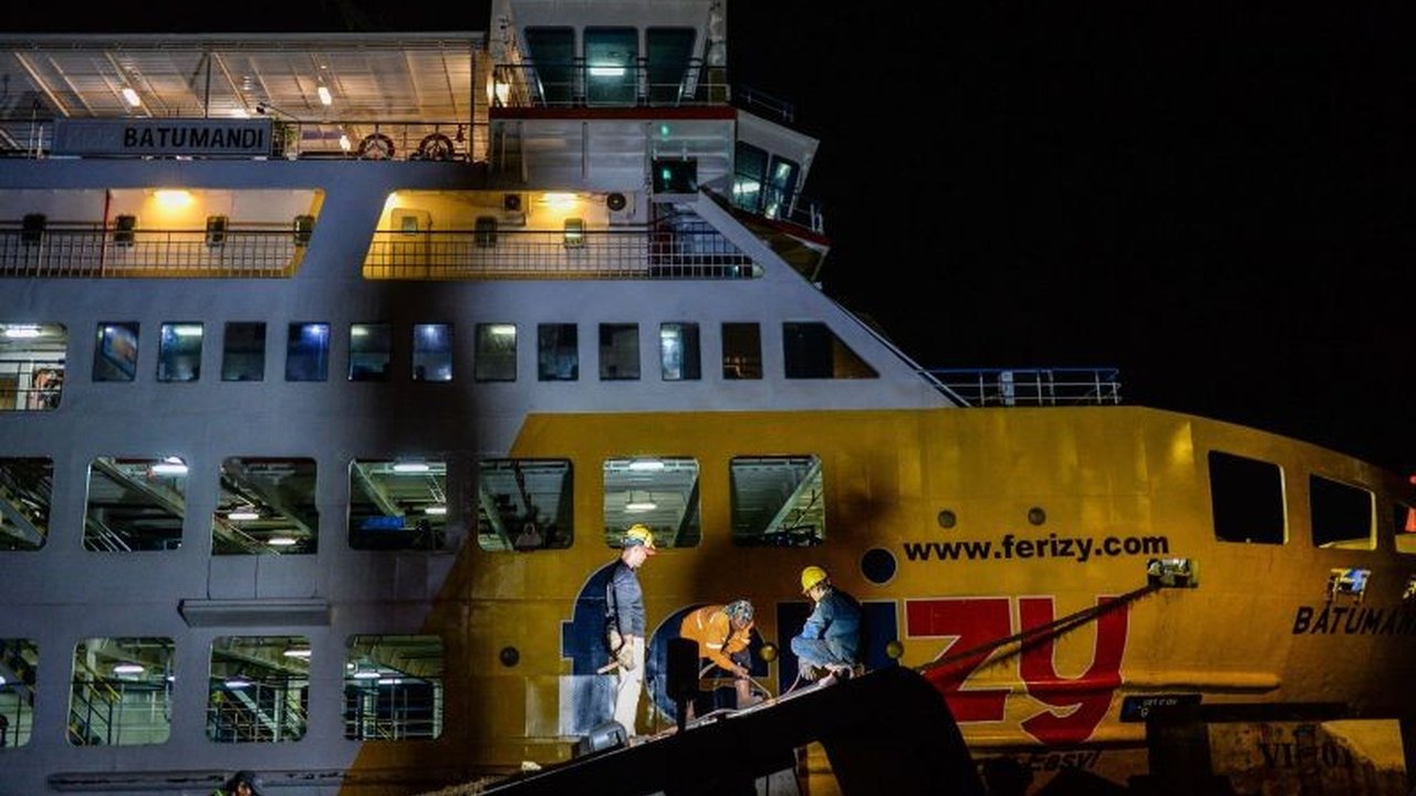 Perbaikan Dermaga VI Pelabuhan Merak selesai dalam waktu 8 hari dan siap digunakan untuk arus mudik Lebaran 2025, memastikan kelancaran penyeberangan Merak-Bakauheni.