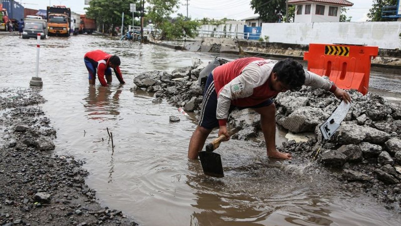BMKG memperingatkan potensi banjir rob di Pantura Jawa selama arus mudik Lebaran 2025 dan gelombang tinggi di beberapa wilayah Indonesia akibat bibit siklon tropis.