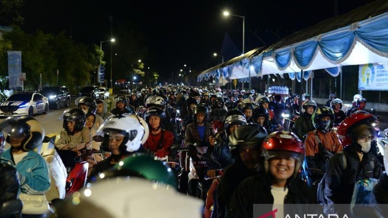 H-3 Lebaran, antrean sepeda motor di Pelabuhan Ciwandan, Banten membeludak hingga ke gerbang tol, petugas kewalahan mengatur arus pemudik yang padat.