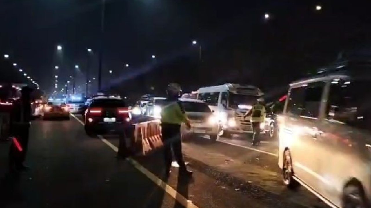 Contraflow di Jalan Tol Jakarta-Cikampek diperpanjang hingga KM 47 untuk mengurai kepadatan arus mudik Lebaran 2025, peningkatan volume kendaraan signifikan tercatat di GT Cikampek Utama.