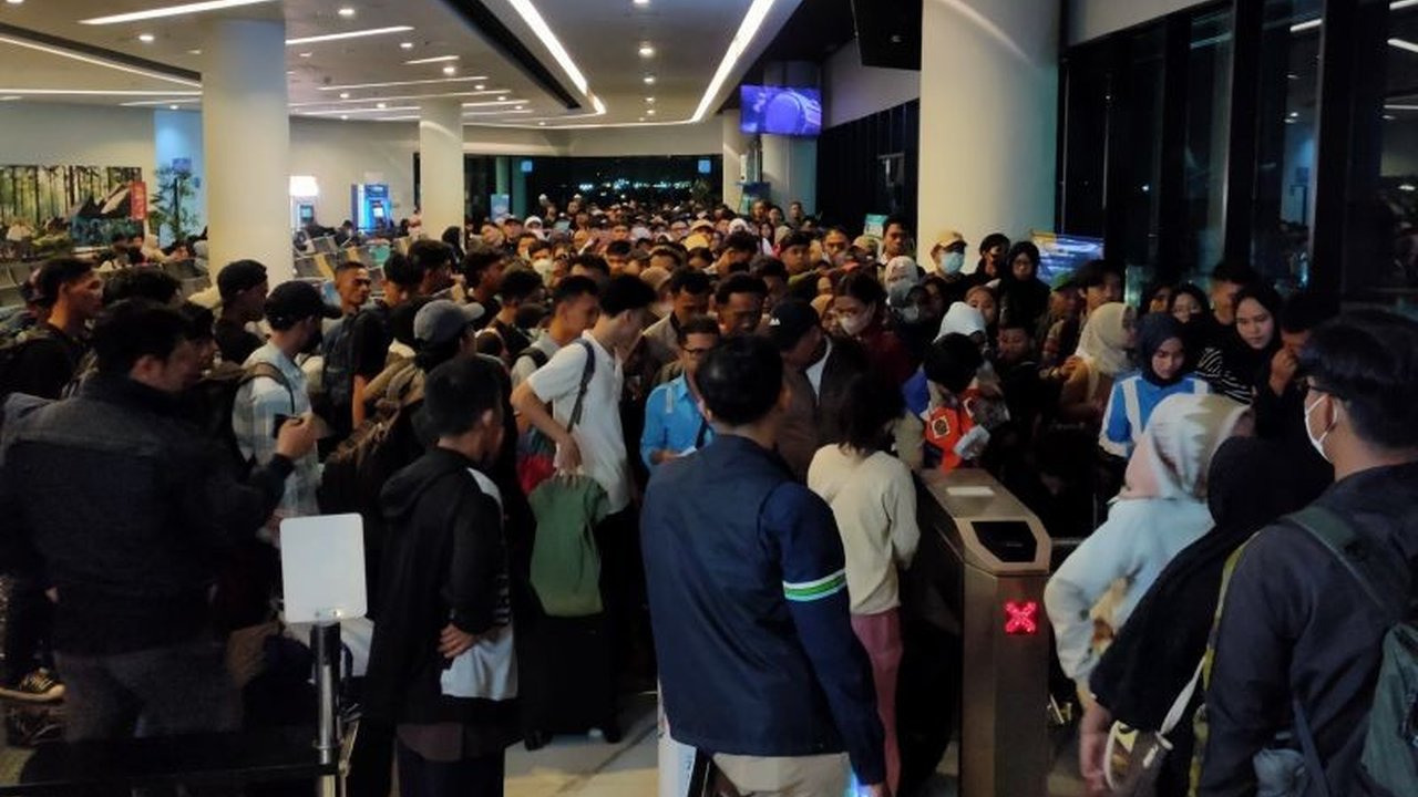 Antrean penumpang di Dermaga 6 Pelabuhan Merak membeludak Kamis malam, petugas kewalahan mengatur arus pemudik yang berebutan masuk kapal.