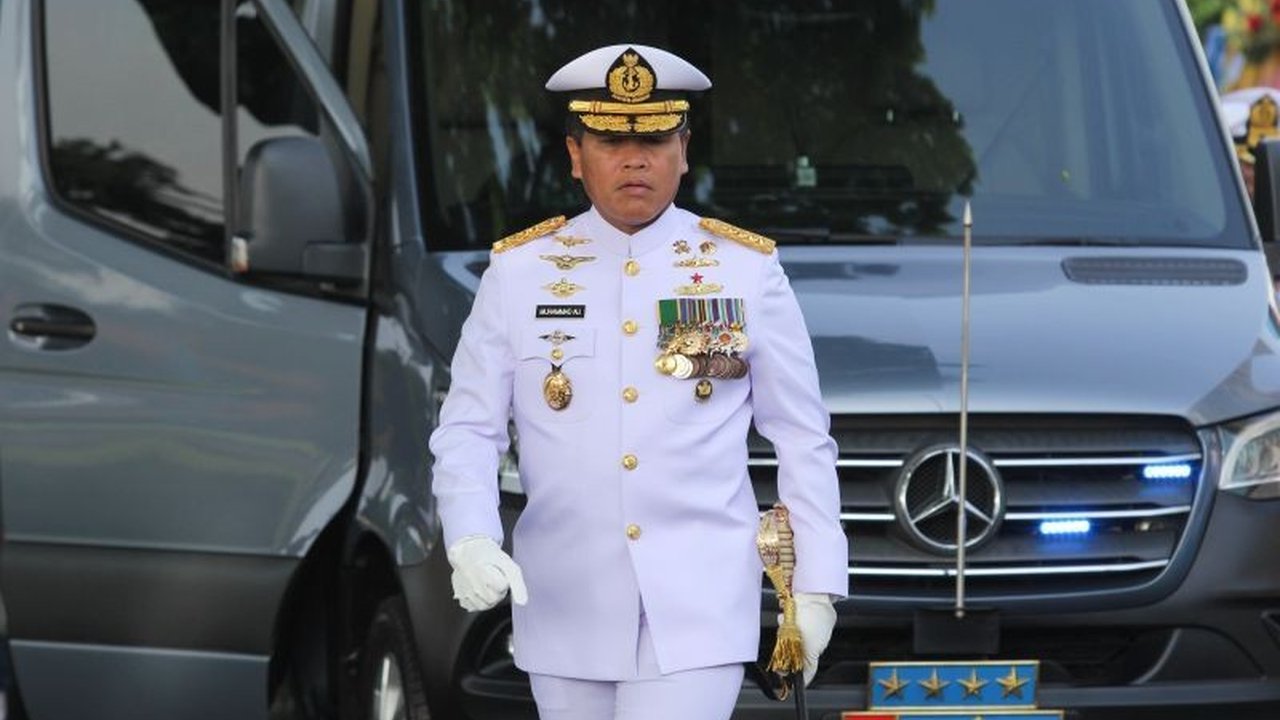 Kepala Staf TNI Angkatan Laut (KSAL) memastikan kasus pembunuhan jurnalis perempuan di Banjarbaru oleh oknum TNI AL akan diusut secara transparan dan pelaku akan dihukum berat jika terbukti bersalah.