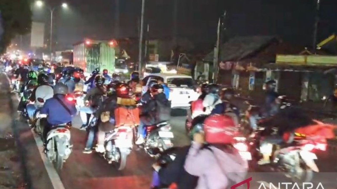 Pemudik motor mengeluhkan kondisi jalan berlubang di jalur mudik Karawang yang menyebabkan ketidaknyamanan dan kecelakaan, bahkan sejumlah pemudik mengalami kecelakaan akibat jalan rusak tersebut.