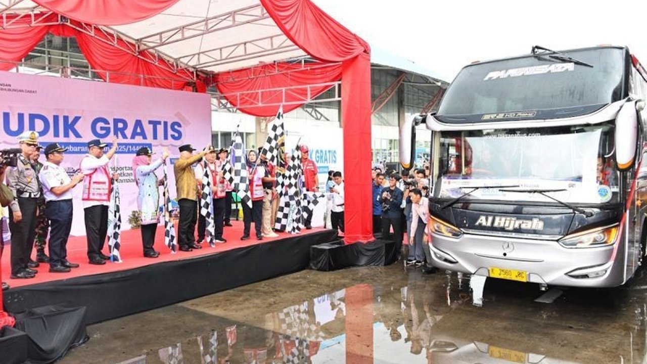 Kementerian Perhubungan memberangkatkan 3.264 pemudik gratis dengan 520 bus menuju 31 kota, bertujuan untuk menciptakan mudik Lebaran 2025 yang aman dan nyaman serta mengurangi kemacetan dan kecelakaan.