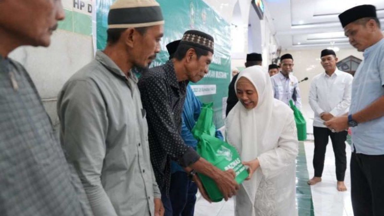 Bupati Sinjai, Ratnawati Arif, menyerahkan ratusan paket Ramadhan Bahagia dari Baznas kepada marbot masjid, bertujuan meringankan beban ekonomi masyarakat kurang mampu selama Ramadhan.