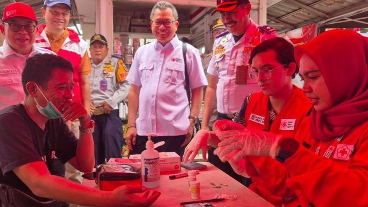 Palang Merah Indonesia (PMI) Jakarta Barat mendirikan posko siaga Lebaran di Terminal Kalideres dan Grogol untuk membantu pemudik dengan layanan kesehatan dan paket pertolongan pertama selama periode mudik Lebaran 2025.