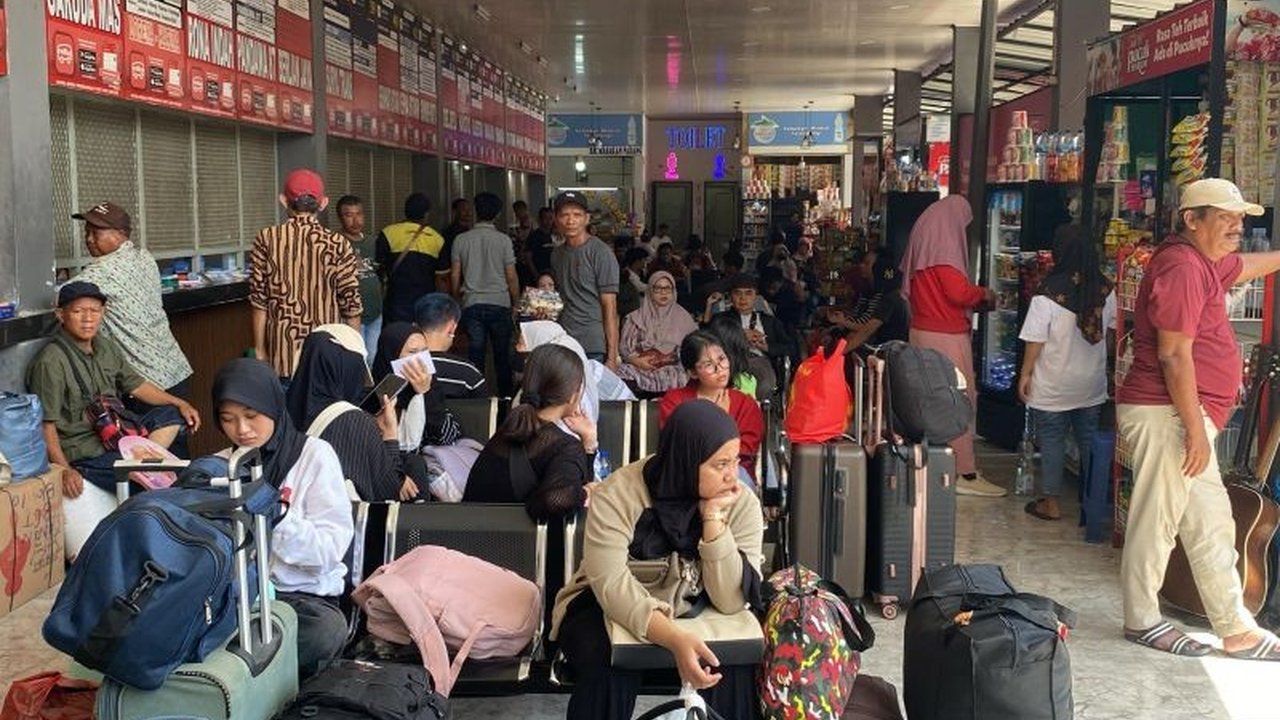 H-4 Lebaran, Terminal Kalideres di Jakarta Barat dipadati lebih dari 4.000 penumpang yang hendak mudik, dengan puncak arus mudik diperkirakan terjadi pada Jumat.