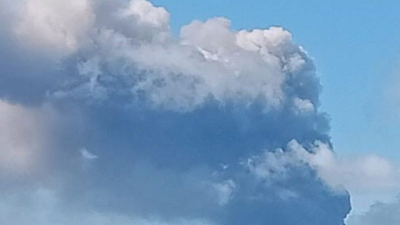 Gunung Dukono di Halmahera Utara kembali erupsi, BPBD membagikan masker dan mengimbau warga gunakan masker serta mematuhi radius aman 4 kilometer dari puncak gunung.