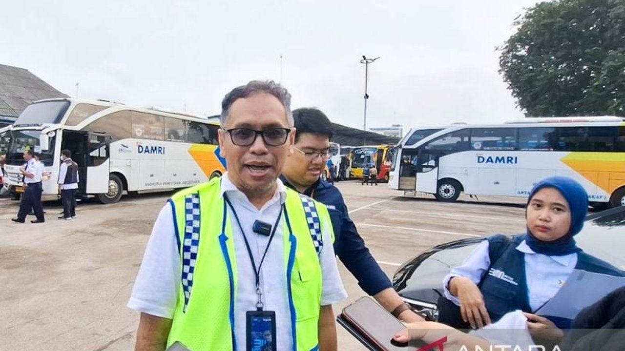 Perum Damri berhasil mengangkut sekitar 11.000 pemudik dari Stasiun Kemayoran dan Gambir pada puncak arus mudik Lebaran 2025, dengan prediksi peningkatan penumpang hingga 30 persen dibandingkan tahun lalu.