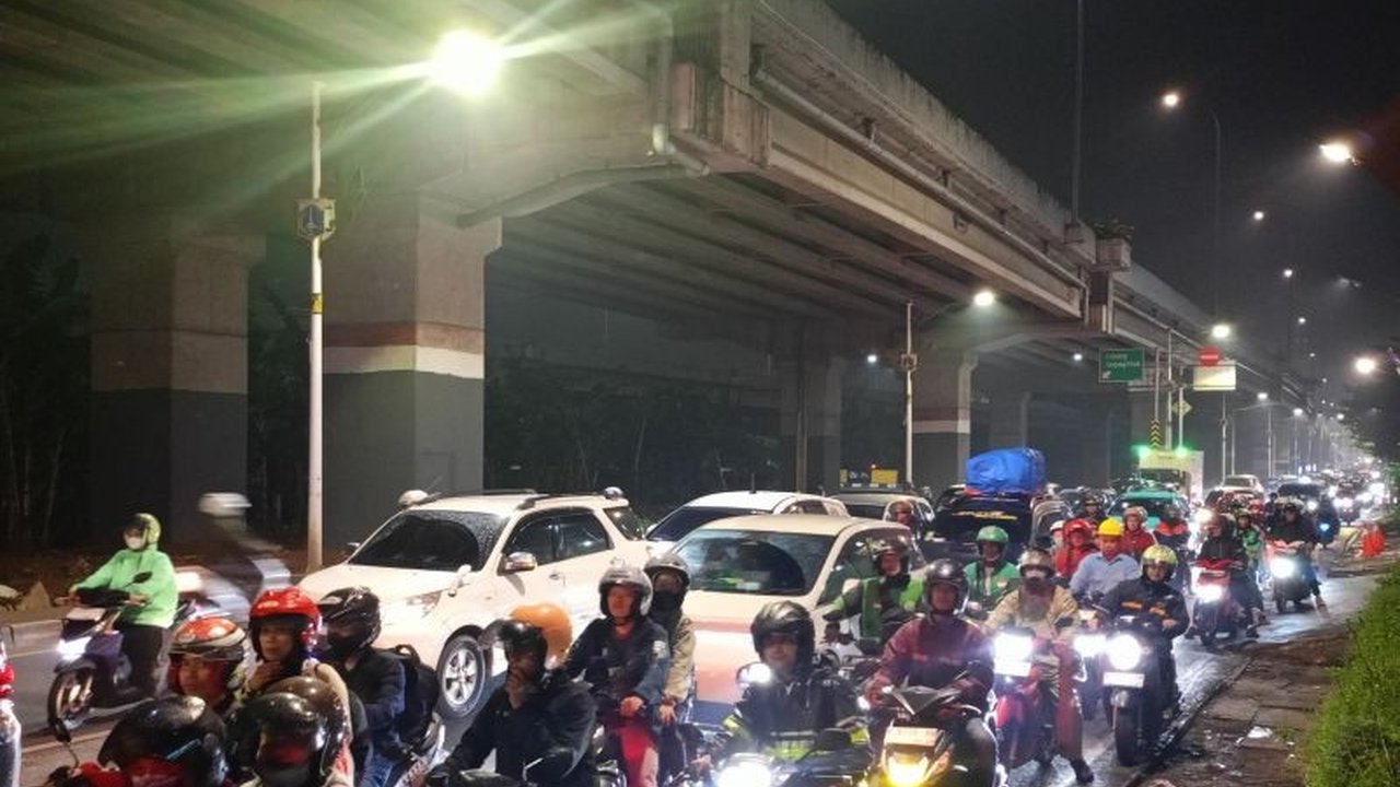 Volume kendaraan di Jalan Kalimalang meningkat drastis hingga 50 persen menjelang Lebaran, memicu antisipasi kepolisian dengan rekayasa lalu lintas.