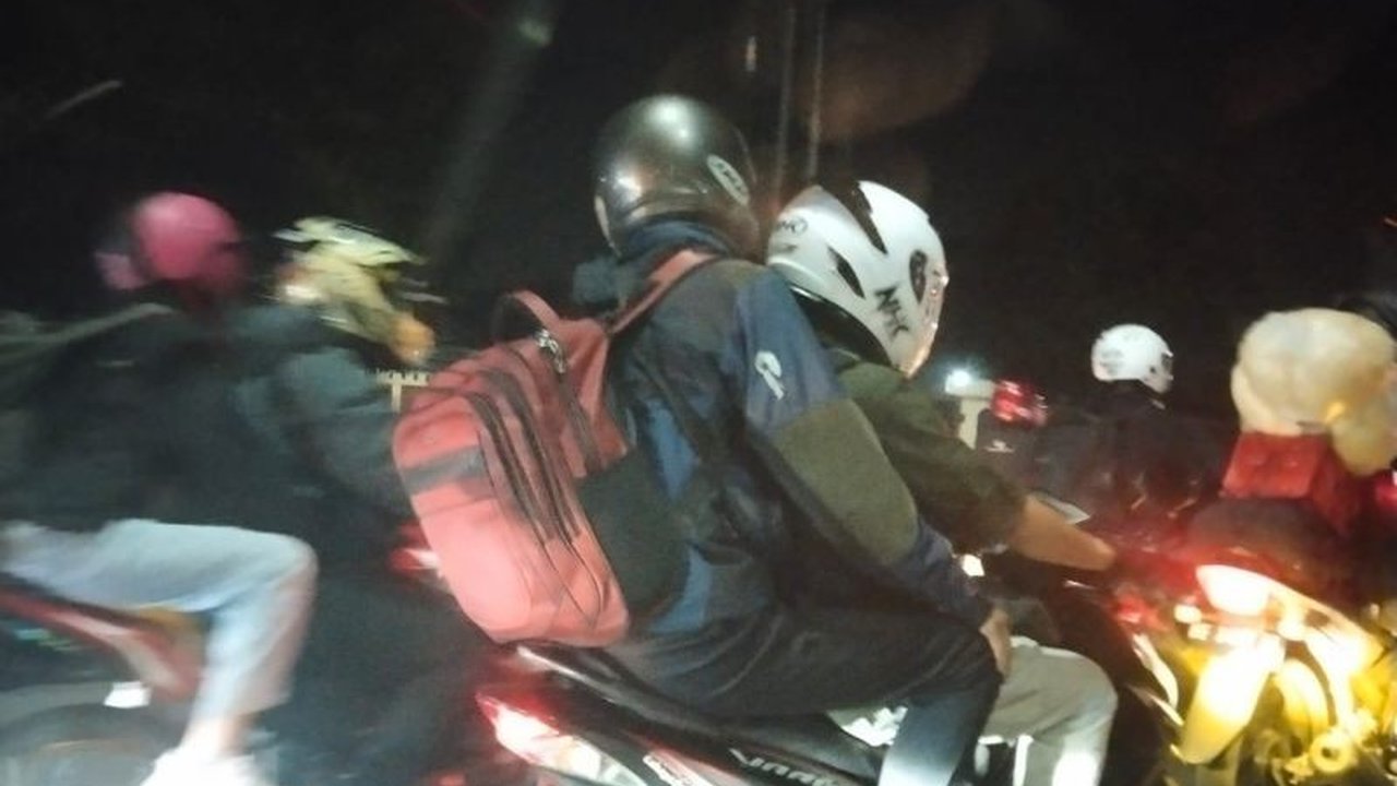 Pemudik Motor Padati Arteri Karawang Jelang Lebaran 2025