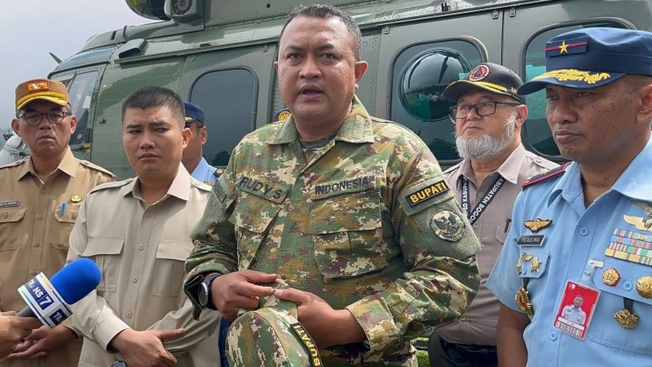 Bupati Bogor, Rudy Susmanto, melakukan pemantauan udara untuk melihat penanganan tumpukan lumpur pasca-banjir di Bojongkulur, Gunungputri, dan memastikan proses pembersihan terus berjalan.