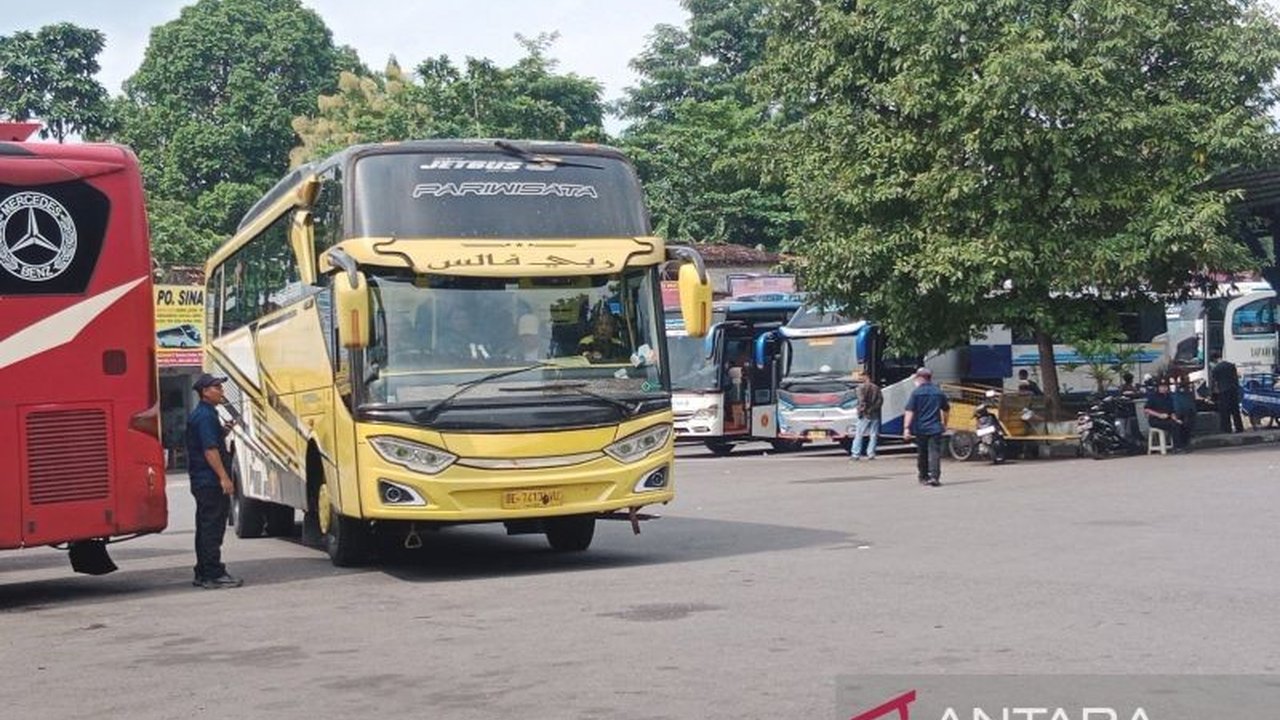 Lonjakan pemudik di Terminal Giwangan Yogyakarta mencapai 14.000 orang pada H-4 Lebaran 2025, diprediksi akan mencapai puncaknya hingga 27.000 penumpang.