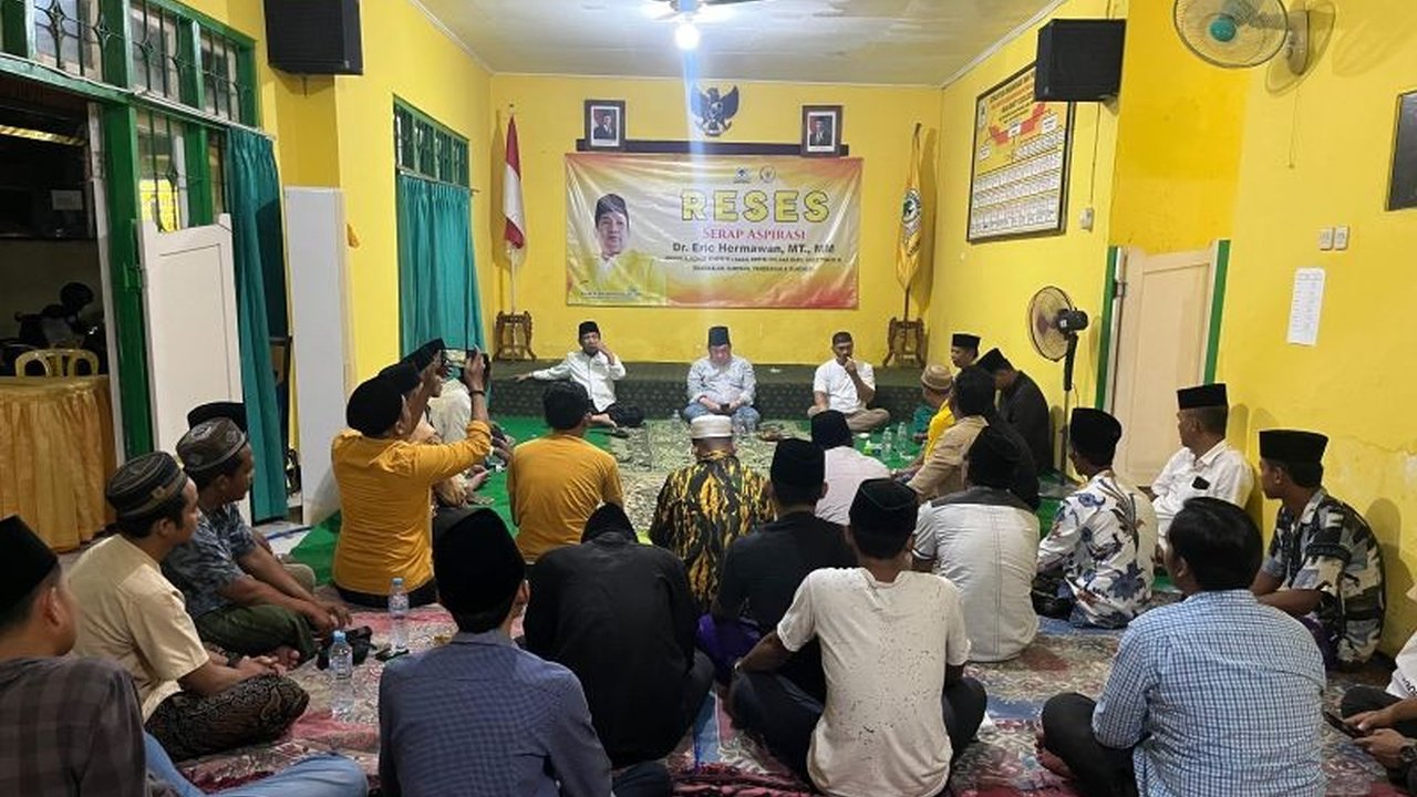 Anggota Komisi VII DPR RI, Eric Hermawan, melakukan serap aspirasi dan bakti sosial di Bangkalan dan Pamekasan, Madura, dengan fokus membantu industri garam dan tembakau.