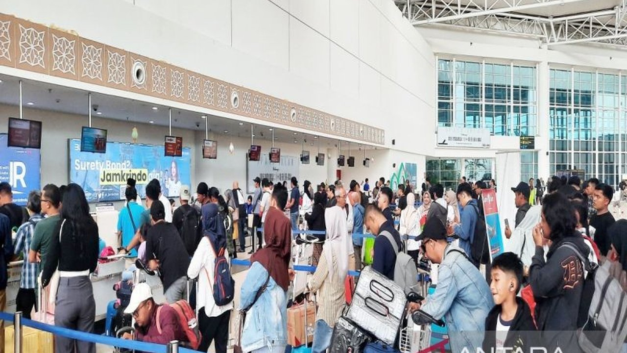 Lonjakan penumpang signifikan terjadi di Bandara Syamsudin Noor Banjarmasin pada H-5 Lebaran 2025, mencapai 10.481 penumpang dengan total 57.089 penumpang dalam enam hari terakhir.