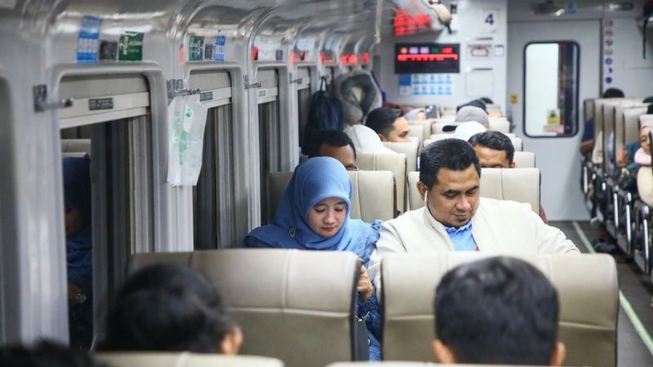 Wakil Gubernur Jawa Tengah, Taj Yasin Maimoen, ikut serta dalam program mudik gratis menggunakan kereta api dari Jakarta ke Semarang, merasakan langsung pengalaman mudik bersama masyarakat.