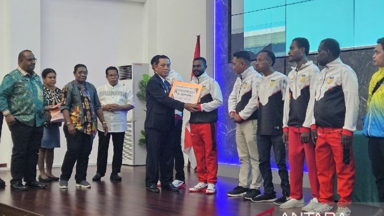 Penjabat Gubernur Papua, Ramses Limbong, mengumumkan penyaluran bonus Rp25 miliar untuk atlet berprestasi PON dan Peparnas 2024, langsung melalui rekening masing-masing atlet.