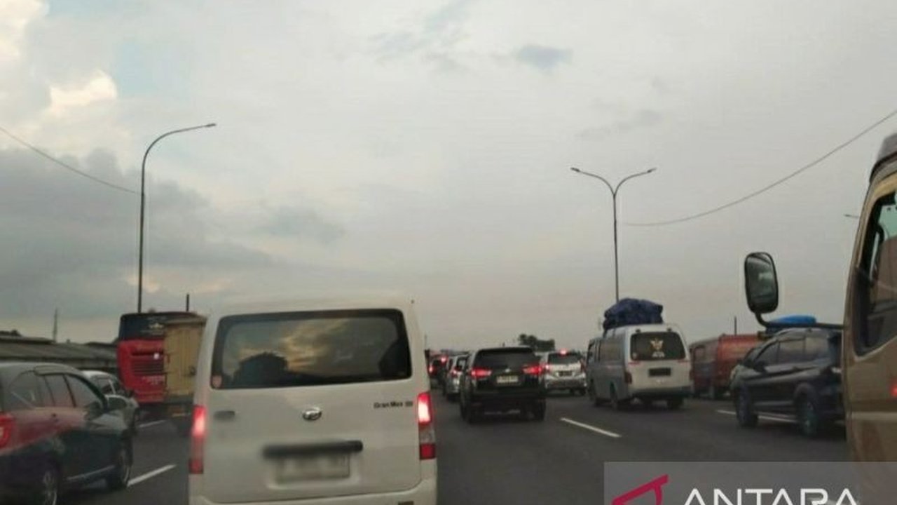 Tol Jakarta-Cikampek Padat Merayap Jelang Rest Area, One Way Diterapkan