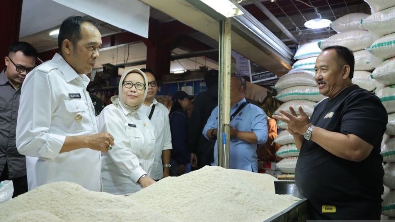 Pemerintah Kota Cimahi gencar mengawasi harga bahan pokok menjelang Idul Fitri untuk mencegah lonjakan harga yang tak terkendali dan memastikan ketersediaan stok yang cukup bagi masyarakat.