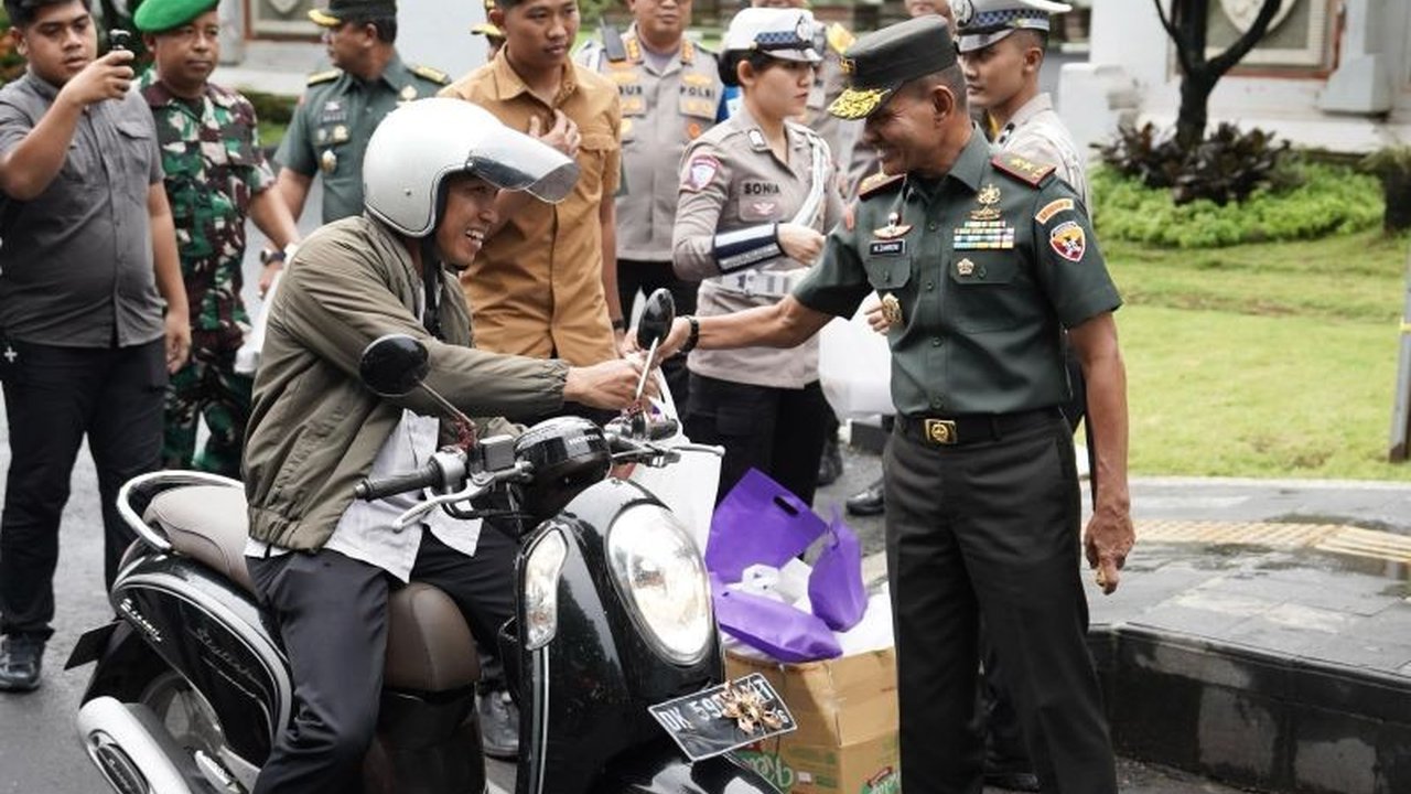 Pangdam Udayana dan Kapolda Bali bersama ratusan personel TNI-Polri membagikan ratusan paket takjil di Denpasar, sebagai wujud sinergi dan menjaga keamanan jelang Hari Raya Nyepi dan Idul Fitri.