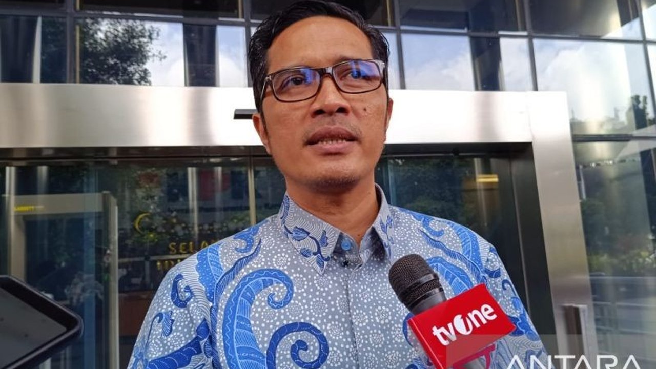 KPK menjadwal ulang pemeriksaan Febri Diansyah sebagai saksi kasus dugaan suap PAW DPR RI, pemeriksaan akan dilakukan setelah Lebaran.