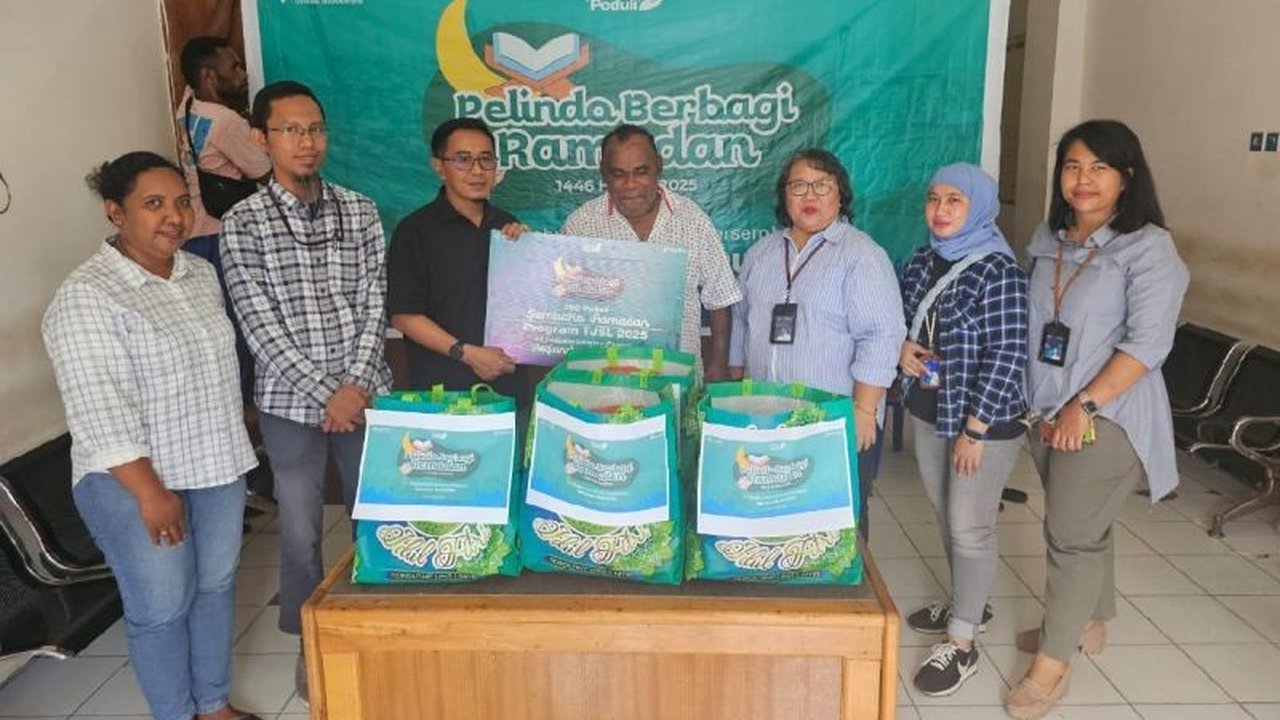 PT Pelindo Regional 4 Jayapura berbagi 250 paket sembako kepada Tenaga Kerja Bongkar Muat (TKBM) dan santunan untuk anak yatim dalam program 'Pelindo Berbagi Ramadhan 2025'.