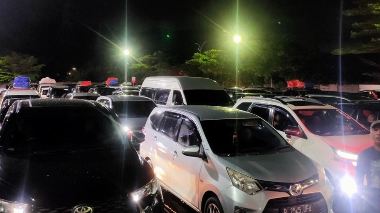 Penumpukan Pemudik di Pelabuhan Merak Jelang Lebaran 2025